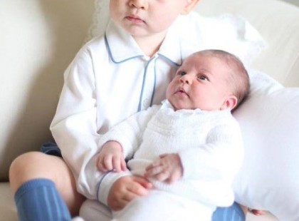 Jó eséllyel az év legcukibb fotója - az ifjú György herceg és alig egy hónapos húga, Charlotte hercegnő