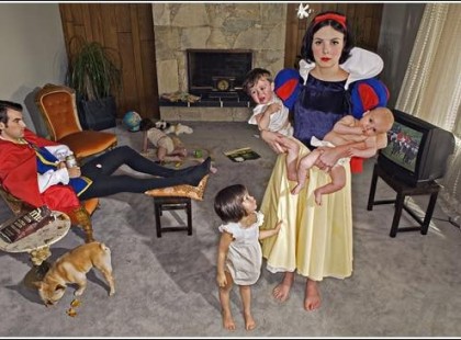 Gyerekkorodban mindig Hófehérkére akartál hasonlítani. És az álom valóra vált: – egy csomó törpére kell főzni, mosni, takarítani, – akik estére úgy néznek ki, mintha egész nap bányásztak volna, – a gyermeked néha Tudor és a Vidor, amikor megfázik, Hapci, az oviban kis Szende, de ha ezredszerre mondasz el neki valamit, Kuka, – estére többnyire Morgónak érzed magad (és néha már délelőtt 10-kor este van :)) – mire a szőke herceg hazaér, te már kidögölve fekszel és csak egy csókra jut idő. Ugye, hogy az életed egy tündérmese? Oszd meg te is ha egyetértesz!