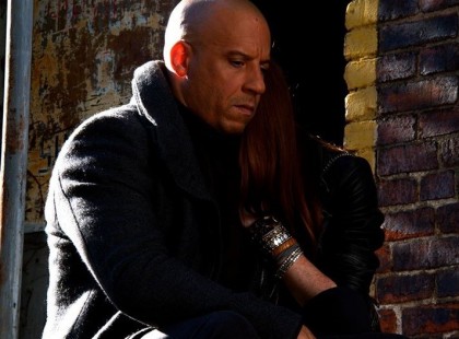 Mindig lesznek személyek, akiknek nem fog tetszeni az, aki vagy, amit teszel. Akik másként és jobban csinálnák a helyedben. Akik tudják, hogy kéne élned, mit kéne érezned. Akik mást látnak a tetteidben, mást hallanak ki a szavaidból, másként ítélnek meg. Megfelelni mindenkinek nem lehet és nem is kell. Hisz életed legfőbb bírálója csak te magad lehetsz. Amíg tetteid során a jó szándék vezérel, amíg mondanivalód igazat szól, ha szíved szava szerint élsz, addig nem számít, hogy mások kinek látnak. Ha magadba tekintesz úgy is tudod ki vagy.....