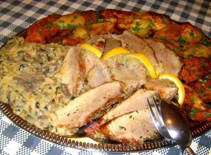 Sütőzacskóban sült, fokhagymás sertéscomb, vele sült krumplival és gombaszósszal