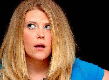 Bejött az cigiboltba egy szöszi. Kérek egy kék Szofit!