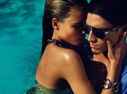 Megpróbálta simogatni a jégesőt, feleségül venni az árvizet és szakítani a földrengéssel. Nézd, olvasó: így harcolsz a nőért, amikor szeretnéd; ellene, amikor a tiéd; és szeretnél végül megszabadulni tőle, amikor már rég a tiéd. Még egyszer mondom: a nő erősebb nálad, függetlenül attól, milyen szabadságjogai vannak; erősebb, mert te mindig kívánod őt, ő pedig csak időnként téged. Erősebb nálad, mert szebb és igényesebb. Erősebb nálad, mert te gyöngébb vagy nála. Mert ha ütöd, neked fáj; ha bünteted, te szenvedsz; ha elhagyod, te vagy elhagyott; ha boldoggá teszed, ő lesz boldog, és ha boldogtalanná teszed, te leszel boldogtalan. Aszlányi Károly