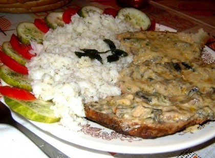 Gombás sertéssült, kapros rizzsel és zöldség salátával