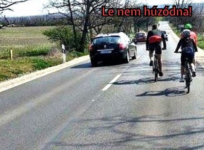 Miért megy ez a biciklis az út közepén? Nem azért…