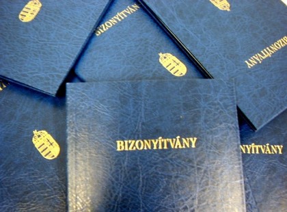 Érdekes kívülállóként szemlélni az otthoni bizonyítványosztást... amikor látod, hogy néhányan büszkén, elégedetten tértek haza az évzáróról, mások inkább hallgatnak. Érdekes megfigyelni milyen stratégiákat választanak a kitűnő bizonyítványt felmutatni nem tudó szülők - mire nem jó a facebook...