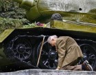 Egy idős orosz bácsi megtalálja azt a T34-es tankot motor szám alapján, kiállítva egy kelet német kisvárosban, amivel végig küzdötte a világháborút. Tavaly az év képének választották....