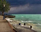 A Balaton viharban is Balaton marad. Sőt ez a fotó, ami olyan lebilincselően gyönyörű, hogy akár hosszú perceken keresztül is el tudnánk nézegetni. Két szó motoszkál az agyamban, hogy félelmetes és gyönyörű és a kettő egyvelege, hogy félelmetesen gyönyörű. Valóban csodálatos, nincs is rá más szó, hisz ez a mi tengerünk, a mi magyar tengerünk, a mi Balatonunk. Nyomj egy lájkot, ha Te is gyönyörűnek látod ezt a fotót.