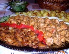 Brassói aprópecsenye, burgonya, ropogós pirított hagymakarika, kapros-joghurtos uborkasaláta