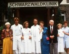 Brinkmann professzor és jóképű fia Udo és a Fekete erdő klinika mindennapjai bizony sokunkat odaszegeztek a televízió képernyője elé :) Ez az NSZK tévéfilmsorozat hatalmas nézettséget produkált annak idején. Még emlékszem, hogy irigykedtem Elke nővérre mikor összejött Udoval. De Brinkmann prof és Kriszta nővér (későbbiekben doktornő) szerelmi története is érdekelt. Gyönyörű helyen játszódott az ember szinte érezte a friss levegőt miközben nézte. Brinkmann pedig sármos, kiegyensúlyozott és szeretni való vezető volt. Imádtam ezt a sorozatot. Nyomj egy lájkot, ha Te is szeretted a Klinika című sorozatot! :)