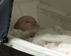 Gyönyörű fotókat hoztunk a kis Charlotte hercegnő keresztelőjéről. Látszik, hogy a baba és a mama egyaránt jól vannak. Sandringhamben, a Szent Mária Magdolna templomban keresztelték meg a kis hercegnőt ünnepélyes keretek között. A kis hercegnő még nem tudja, hogy szinte az egész világ kíséri majd első botladozó lépéseitől életének fontos eseményeit. Kiváltság ilyen körülmények közé születni, bár kezelni nem lehet egyszerű a nagy népszerűséget, de az Anyukának remekül megy és nagyon jól is áll. Gondolom így alakul majd a kis tüneménynél is.