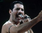 29 éve annak, hogy Freddie Mercury Budapesten a Népstadionban 70.000 néző előtt lépett fel és elkápráztatta kis hazánkat. Tisztelete jeléül elénekelte nekünk a tavaszi szél vizet áraszt pár gyönyörű sorát. Utánozhatatlanul édes volt, ahogy tenyerébe írta a sorokat és úgy énekelt a nagy közönség előtt. Izzig - vérig profi együttes ezzel a remek énekessel a mai napig fényt hoz az életünkbe. Gondoljunk csak pl: a We are the Champions vagy a We Will Rock You és még sorolhatnánk, de most hallgassuk meg a Tavaszi szél vizet áraszt - ot Freddie Mercury előadásában. Tisztelegjünk egy lájkkal Freddie Mercury emlékének, ha Ti is szeretitek a Queent!