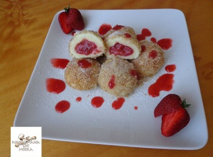 Főzött epres túrógombóc, ami nemcsak jól néz ki, de mennyei íze is van :)