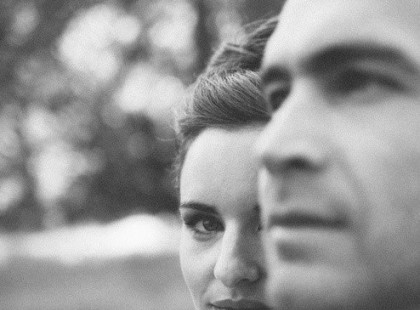 Ha menned kell hát menj. Ha pedig neki kell, akkor engedd el. Sokszor nem is kell különösebb ok, egy harmadik személy, vagy a másik féllel való ellentétek, és egyéb történések, hogy útjaitok szétváljanak. Van, mikor csak elég egy érzés, egy gondolat: 'Nem vagyok a helyemen. Mellette nem vagyok otthon.' S olyankor bizony nincs mit tenni, menni kell, menni, különben megfullad az ember. Persze mindez nem azt jelenti, hogy a kialakult kötelékeket könnyű lenne feladni, de mégis érzed, hogy meg kell próbálnod, mert életed egy fejezete lezárult benned. Az érzéseid megváltoztak, és valamiért már nem is vagy ugyanaz az ember. Mindezt talán a körülötted levők meg sem értik, de legbelül tudod, hogy el kell indulj egy másik úton, hogy új kihívások elé kell néz, új embereket kell megismerj, akik által mindig tanulsz valami újat önmagadról, a világról. Golden Dawn