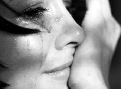 Oly furcsák vagyunk mi emberek, A szemünk sír, az ajkunk nevet.