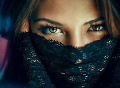 Azok, akik bántottak a múltban, hidd el, mind megkapják érte a jussukat. De amikor eljön az a nap, Te ne ünnepelj, legyen az csendes elégtétel. Gondolj rá úgy: győzött az egyetemes igazság, s hogy a Világban végre rend van, az egyensúly helyreállt. Ne élvezd sokáig a fájdalommal kifizetett győzelmet, mert az Élet ezért könnyen újabb számlát küldhet… Nyugtázd, hogy ez járt Neked és büszkén lépj tovább! Légy különb azoknál, akik szenvedést okoztak, mert kárörvendeni, más szerencsétlenségén mulatni, jóérzésű emberhez nem lehet méltó, soha... Manna OWell