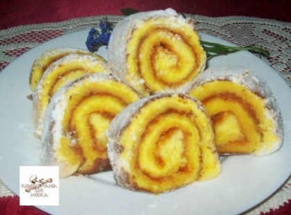 Vaníliás piskótatekercs,házi baracklekvárral töltve