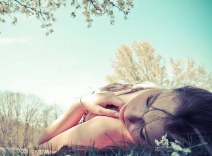 Meg kell tanulnod, hogy egyedül is vagy valaki. Nem kell ahhoz egy másik ember, hogy teljes életet tudj élni. Fordíts elég időt és türelmet arra, hogy megtaláld magadban a harmóniát. Legyél önmagad nyugalmi szigete. Érd el, hogy elég legyél saját magadnak. A vigaszra, az örömre, a biztonságra. Mert: „A biztonságot nem mások teremtik köréd, hanem te magad. Te vagy a saját biztonsági hálód. Csak akkor érzed magad biztonságban, ha ezt elhiszed és magadban bízol. Onnantól kezdve mindegy, hogyan alakulnak a körülmények, merről fúj a szél, mert már tudod, hogy csak magadra számíthatsz.