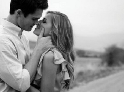 Ahhoz, hogy egy csók igazán jó legyen, jelentenie kell valamit. Azzal kell megtörténnie, akit nem tudsz kiverni a fejedből, hogy mikor az ajkaitok összeérnek, egész testeddel érezd. Olyan heves és mély kell legyen, hogy ne akarj többé levegőt venni. Nem szabad az első csókkal csalni, hidd el, nem érné meg, mert ha megtalálod az igazit, az első csók sokat jelent.