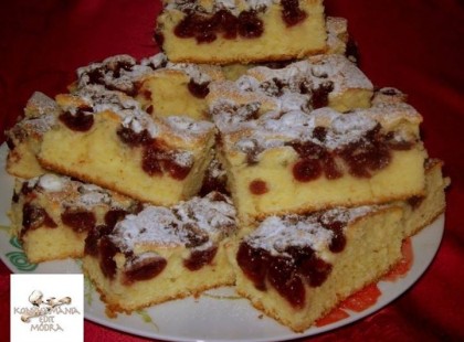 Meggyes ,tejfölös piskóta