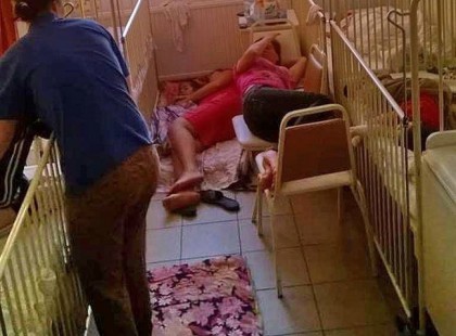 A Puskás stadion 100 milliárdból újul meg. Egy fővárosi kórházban pedig így töltik az éjszakát az anyák a beteg gyerekük ágya mellett. Alatt. Hacsak nem fizet 1000 forintot az ágyért az anyuka éjszakánként, hogy ágyon aludhasson a beteg gyerek mellett. Ilyenkor felmerül, hogy miért is fizetjük a TB - t. De legalább van lehetőség a kis beteg mellett éjszakázni.