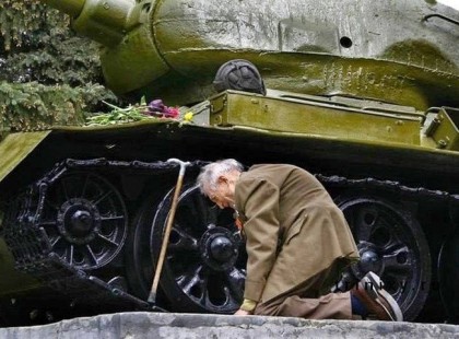 Egy idős orosz bácsi megtalálja azt a T34-es tankot motor szám alapján, kiállítva egy kelet német kisvárosban, amivel végig küzdötte a világháborút. Tavaly az év képének választották....