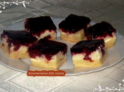 Pudingos-meggyes tejfölös sütemény