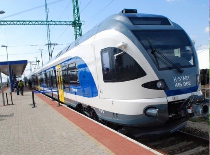 Ma a váci vasútállomáson vártam a vonat indulását, miközben figyelmes lettem egy kerekes székes bácsira, aki szeretett volna feljutni a vonatra..