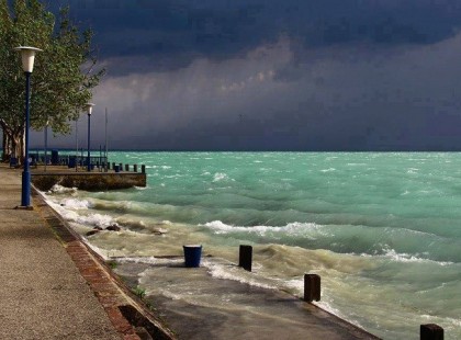 A Balaton viharban is Balaton marad. Sőt ez a fotó, ami olyan lebilincselően gyönyörű, hogy akár hosszú perceken keresztül is el tudnánk nézegetni. Két szó motoszkál az agyamban, hogy félelmetes és gyönyörű és a kettő egyvelege, hogy félelmetesen gyönyörű. Valóban csodálatos, nincs is rá más szó, hisz ez a mi tengerünk, a mi magyar tengerünk, a mi Balatonunk. Nyomj egy lájkot, ha Te is gyönyörűnek látod ezt a fotót.