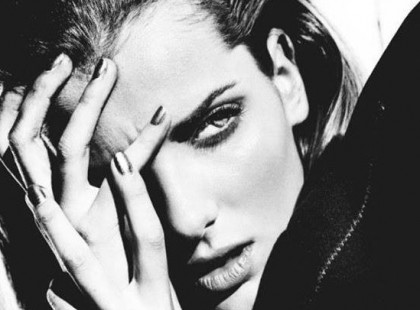 Nem attól vagy igazi nő, hogy szép az arcod, hogy jó az alakod, hogy hosszú hajad van, hanem attól, ahogy viselkedsz, hogy van benned érzelem, hogy sugárzol és magabiztos vagy. A szépség nem más, mint a kisugárzás, amikor nincs benned zűrzavar, amikor a lelked rendben van, amikor árad belőled a szeretet. És ezt csak úgy tudod elérni és megtartani, ha elfogadod magad úgy, ahogy vagy, nem akarsz megfelelni másoknak, nem érdekel más véleménye, mert tudod, hogy vannak dolgok, amiben TE sokkal jobb és különlegesebb vagy, mint más!