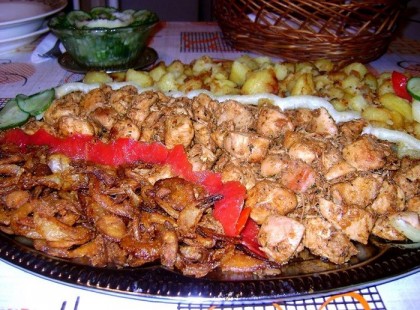 Brassói aprópecsenye, burgonya, ropogós pirított hagymakarika, kapros-joghurtos uborkasaláta