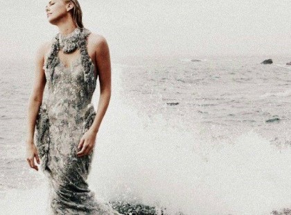 Ne sírj azért, ki elhagyott, vagy megbántott. Ne sírj azért, ki el akart, és el is tudott menni. Nem tehetsz mást, keményen akarva el kell feledni. Azért mehetett el, mert Te hagytad! Mert tudat alatt nem volt rá szükséged az életben. Ne feledd, nincsenek véletlenek. Ne sírj azért, miről azt hiszed, elmulasztottad. Nincs ilyen. Nincsenek véletlenek! Ne sírj azért, mi elmúlt. Átveszi a helyét majd valami más, valami új, ami erőt ad, s boldoggá tesz. Ne sírj hazug barátért, igaztalan szeretőért, hamis szerelemért. Ne sírj, ha úgy érzed, igaztalanul bántottak. Ne sírj, hanem légy erős, állj fel a padlóról, és tanulj a csalódásokból! Állj a tükör elé és nézz bele! Nézd meg ki vagy, és még kivé lehetsz! Szeresd azt az embert, akit ott látsz minden hibájával együtt. Ne sírj, töröld le a könnyeidet. Ne sírj, inkább küzdj, és szeress, míg szíved pumpálja a vért ereidbe. Szalai Vivien