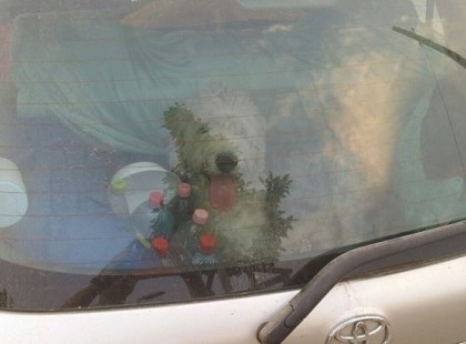 Szeretnék veletek megosztani egy hihetetlen esetet a kánikula apropóján: Frangepàn utcában találtuk ezt az autót, aminek a csomagtartójába bezárva lihegett őrült módon egy kb 40 kilós kutya