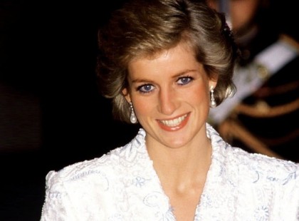 Ma lenne 54 éves Lady Diana, walesi hercegné, Károly herceg első felesége. Diána hercegnőt sokan szerettük. Híres és szeretetreméltó volt életében és tragikus halálában is. Károly herceggel kötött házasságával vált nemzetközi hírességgé. Életét állandóan a média érdeklődésének középpontjában élte, ami főként királyi státusának vonzerejéből adódott, de ne felejtsük el bájos kisugárzását sem. Károly herceg és Diána hercegné éveken át házassági problémákkal küzdöttek, végül elváltak..... Úgy gondolnánk, hogy a figyelem így lankad iránta, de nem szociális érzékenysége, karitatív tevékenysége, újabb kapcsolata miatt középpontban maradt. Ti is szerettétek a hercegnőt?