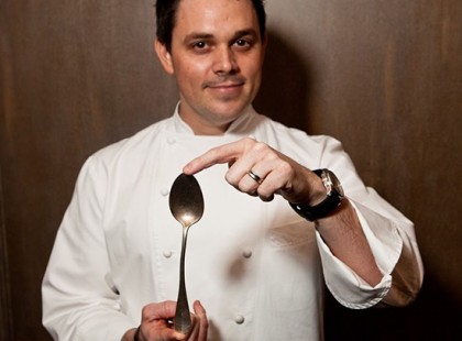 Az étteremben lepottyan az asztalról a vendég kanala.