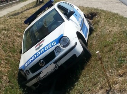 Ezúton is szeretném megköszönni annak a két rendőr hölgynek, hogy az árokba borulást választották a velem való ütközés helyett!!