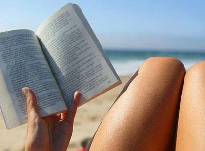 A férj egy pár órai horgászat után úgy dönt, hogy kiköt a csónakjával, és pihen egy kicsit.