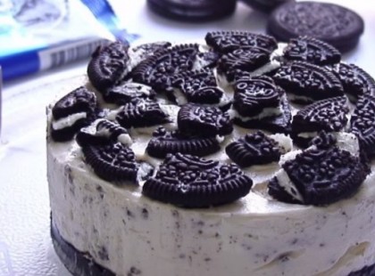 Így készítst isteni sütés nélküli Oreo tortát! – VIDEÓ