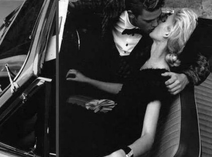 Várlak… Nem számít, hány nap telik el. Hogy csak egyetlen, vagy egy év, egy évtized, egy élet… Nem kell, hogy ígérj. Nem várom. Semmit sem várok. Semmit sem várok el. Nekem elég, hogy itt vagy. Hogy türelmes voltál, türelmes vagy hozzám, hogy megtanítasz a legnagyobb titokra, a szeretet titkára. Hogy minden pillanatban érezhetlek. Most. A jelenben. A jövő pedig titok. És a legcsodálatosabb ajándék mindig az, amire várunk, de nem tudhatjuk, hogy megkapjuk-e. És ha egy napon mégis megkapjuk, az életünk legboldogabb pillanata lesz. A legnagyobb, legszebb. És az ajándék örökre a legbecsesebb, legszebb kincsünk lesz. Amire vigyázunk, amit védünk, óvunk… mint egy rózsát a búra alatt. Szabadon védve… Én így gondolok Rád. Így várok Rád. Az időtlenségünkben. Csitáry - Hock Tamás