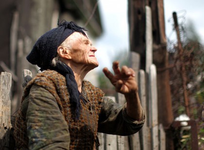 Három idős néni üldögél a nyugdíjas otthonban. Azt mondja az egyik: - Régen ilyen szép hosszú, vastag uborkákat lehetett kapni a piacon,- mutatja a kezével, mekkorákat, - és sokkal olcsóbb is volt, mint most. - Igen, - teszi hozzá a másik, - és két ekkora fej hagymát adtak annyi pénzért, amennyiért ma egyet. Ő is mutatja két kézzel, mekkora hagymák voltak. A harmadik anyóka csak nézi őket, majd megszólal: - Nem hallottam jól, hogy mit mondtatok, de erre a férfira én is jól emlékszem.