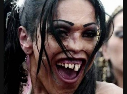 Két barát találkozik az utcán. - Képzeld, megnősültem! - mondja az egyik. - Tényleg? És kit vettél el? - A haverok szerint Jézus Máriát. - Ne hülyéskedj már! - De komolyan. Itt a fényképe, nézd meg! - Jézus Mária!!!