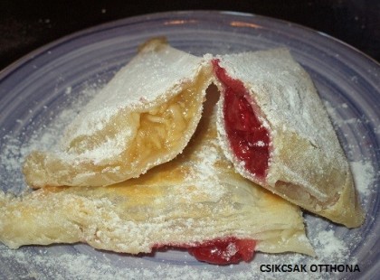 Forró almás és meggyes táska - melegszendvics sütőben sütve