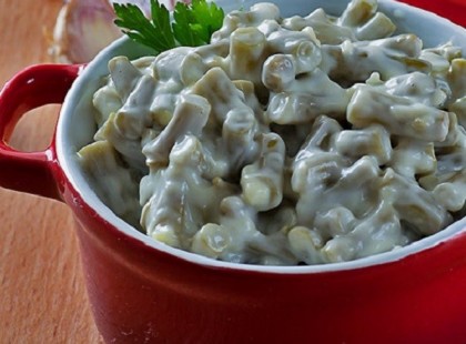 Fokhagymás zöldbabsaláta, jó sok tejföllel! Mennyei étel!