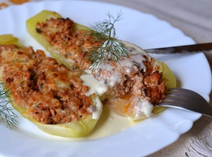 Töltött tök jó sok hússal és kaporral, sajttal meghintve, így a legfinomabb!