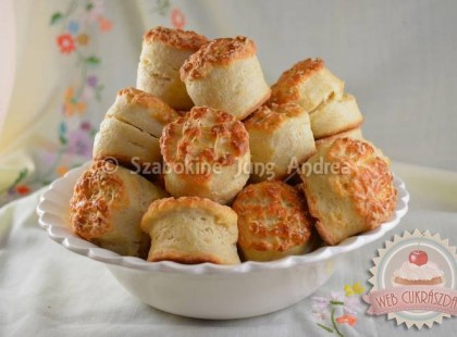 Pihe-puha sajtos pogácsa