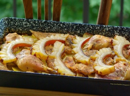 Krumpliágyon sült fűszeres csirke – tepsis krumpli csirkével