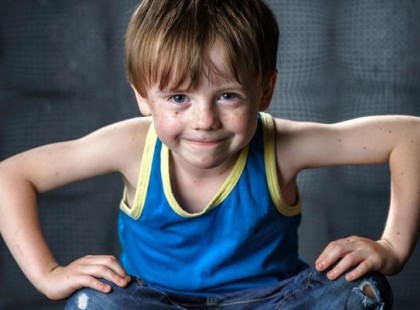 Valamelyik nap délben állunk a buszmegállóban, teljesen nemnormális barátnőm (rákenroll anyu), a kisfia és én.