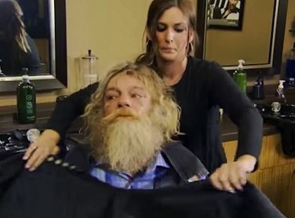 7 éve él hajléktalanként, nem fogod elhinni hogy néz ki miután levágják a szakállát és a haját! – VIDEÓ