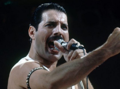 29 éve annak, hogy Freddie Mercury Budapesten a Népstadionban 70.000 néző előtt lépett fel és elkápráztatta kis hazánkat. Tisztelete jeléül elénekelte nekünk a tavaszi szél vizet áraszt pár gyönyörű sorát. Utánozhatatlanul édes volt, ahogy tenyerébe írta a sorokat és úgy énekelt a nagy közönség előtt. Izzig - vérig profi együttes ezzel a remek énekessel a mai napig fényt hoz az életünkbe. Gondoljunk csak pl: a We are the Champions vagy a We Will Rock You és még sorolhatnánk, de most hallgassuk meg a Tavaszi szél vizet áraszt - ot Freddie Mercury előadásában. Tisztelegjünk egy lájkkal Freddie Mercury emlékének, ha Ti is szeretitek a Queent!