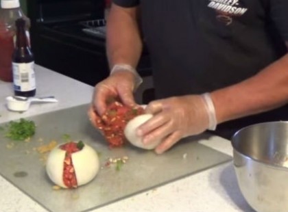 Darálthússal tölti meg a hagymakarikákat. A végeredmény valami elképesztő finom lesz!