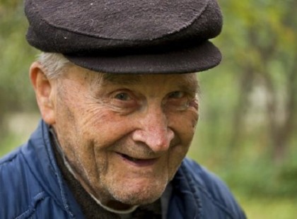 Két öregember beszélget az öregedésről. Humoros történet